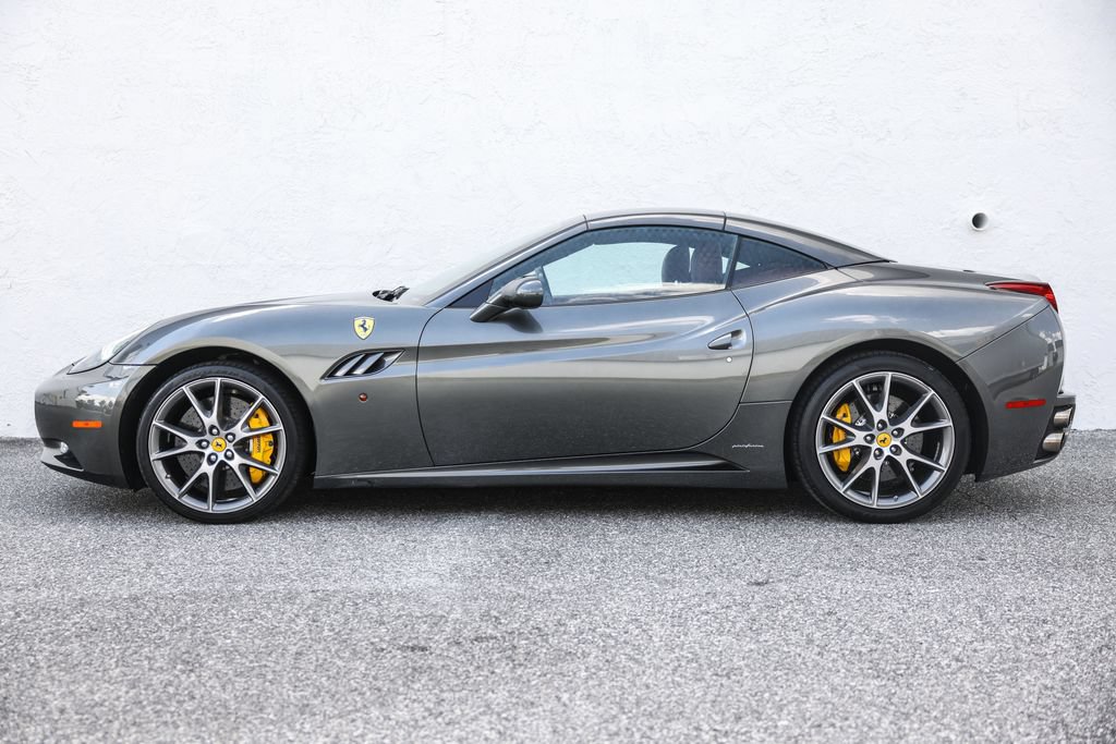 Used 2010 Ferrari California RWD image 16