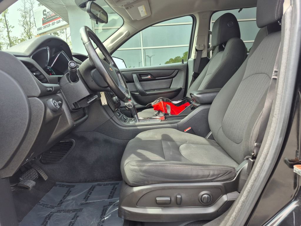 Used 2017 Chevrolet Traverse LT image 2