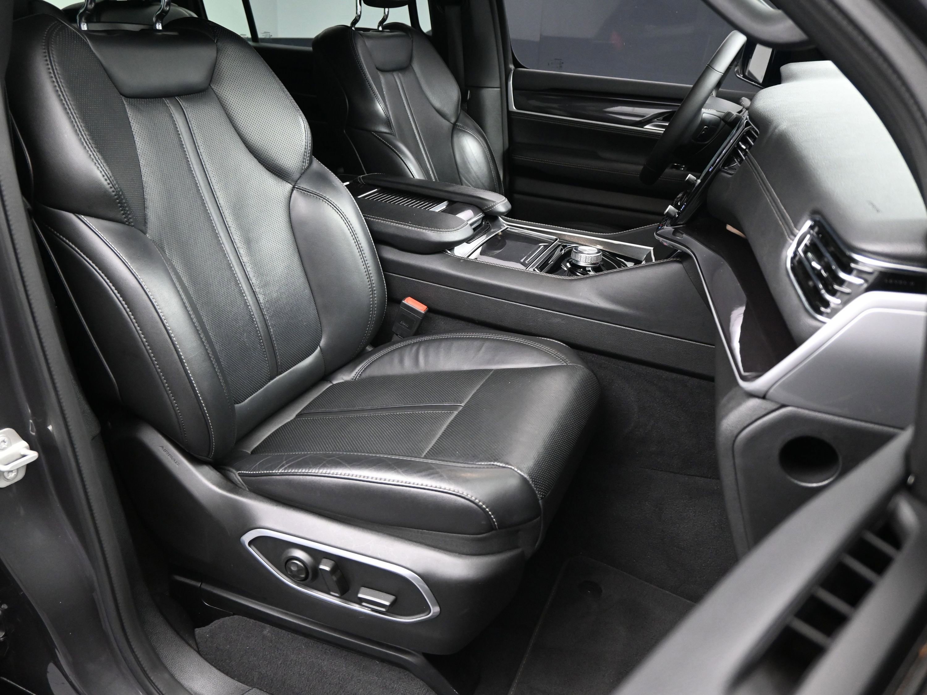 Used 2024 Jeep Wagoneer 2WD image 11