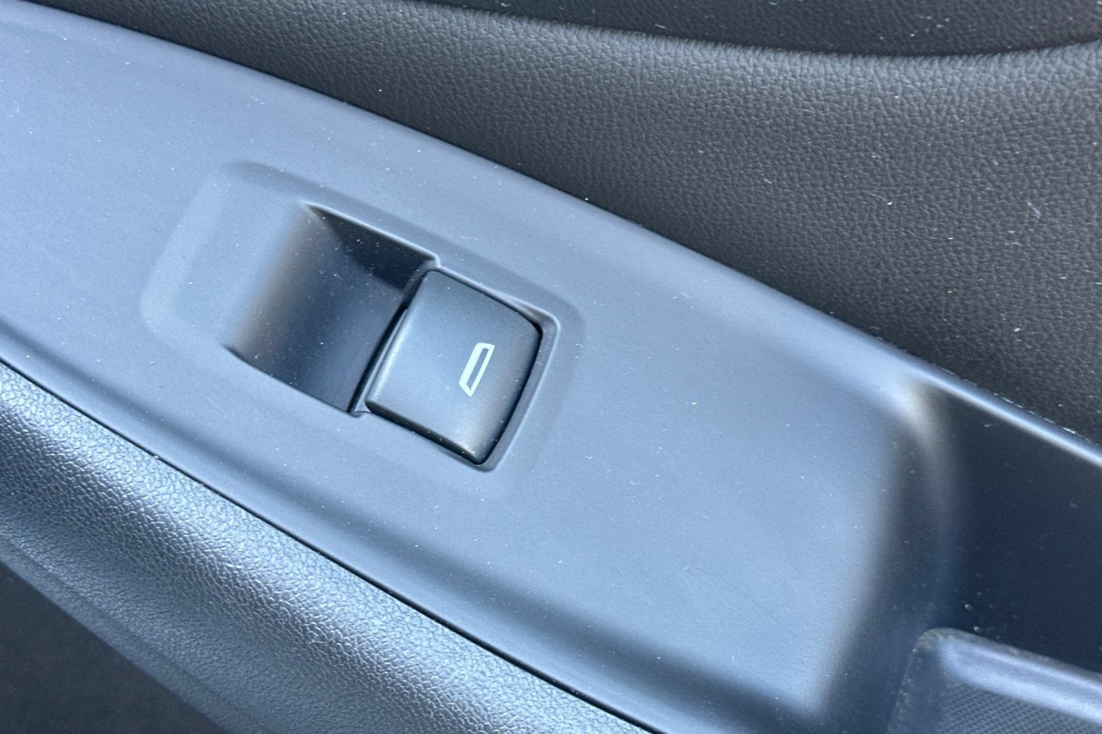 Used 2018 Chevrolet Volt LT FWD image 23
