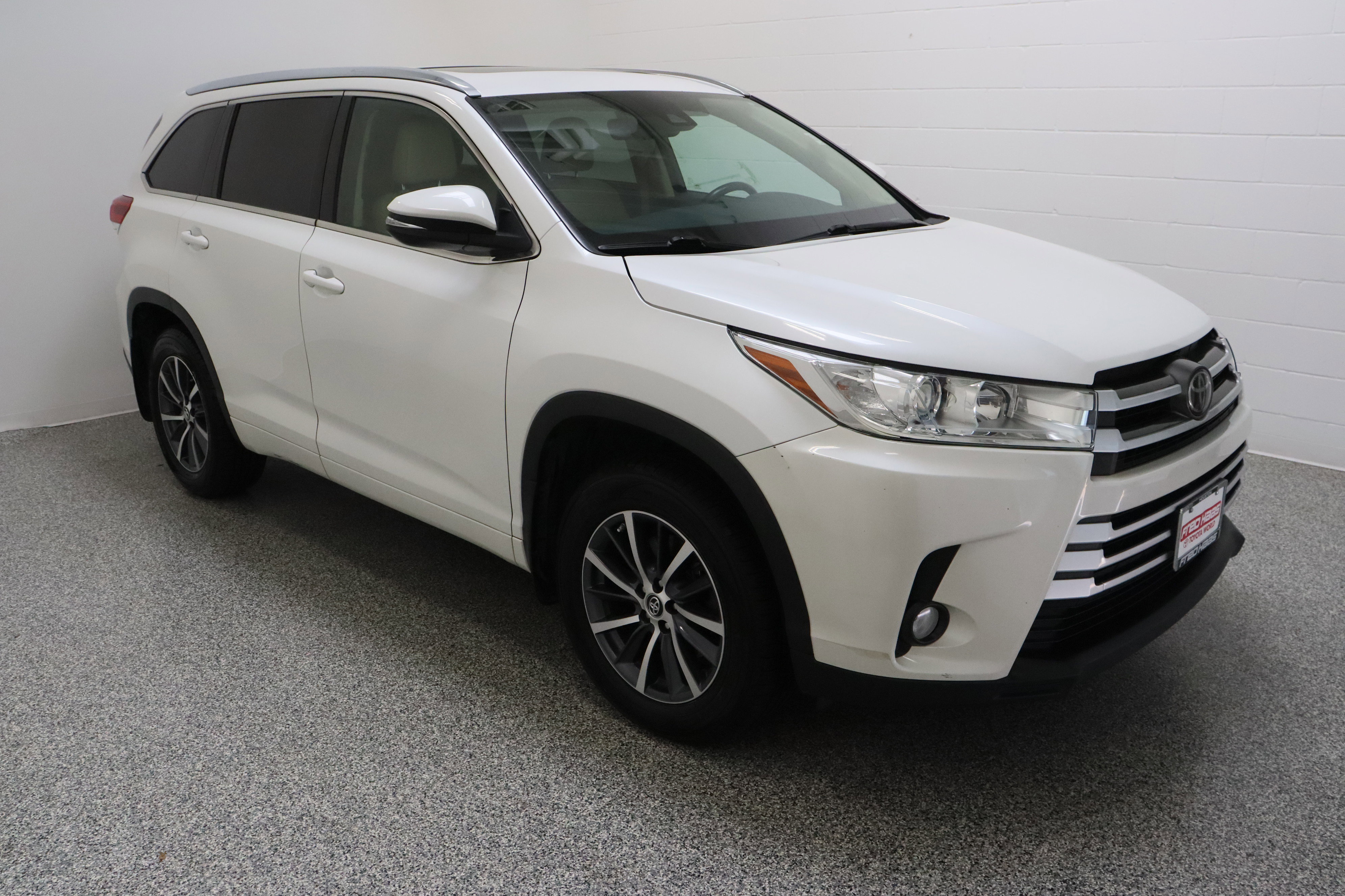 Used 2017 Toyota Highlander XLE AWD/4WD image 4