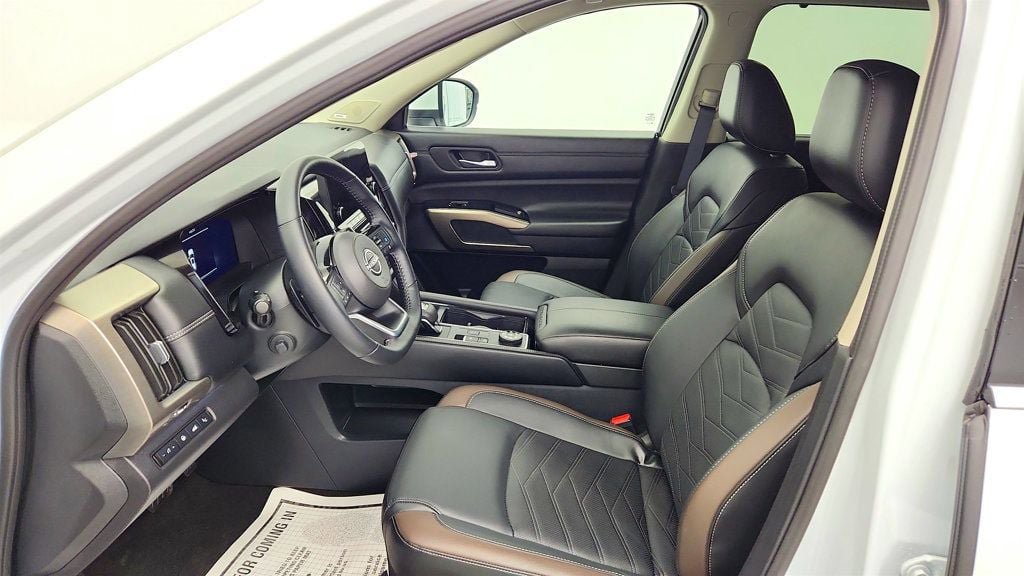 Used 2025 Nissan Pathfinder Platinum AWD/4WD image 21