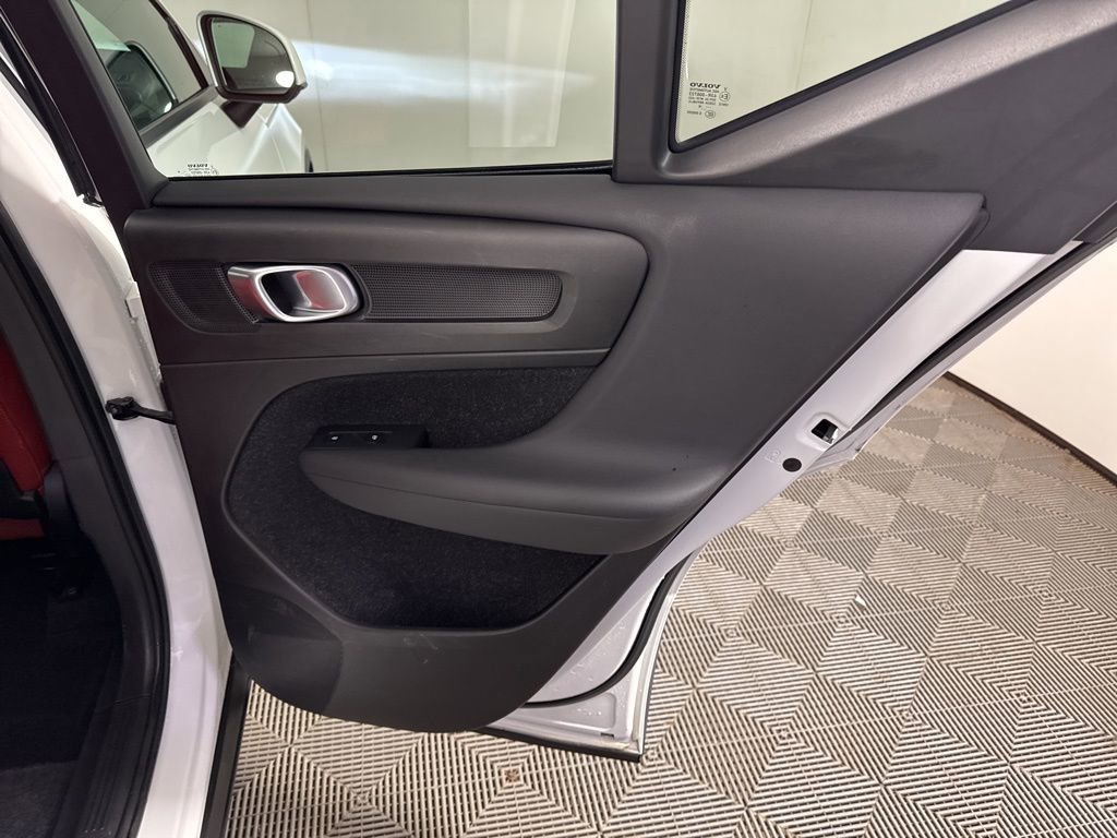 Used 2019 Volvo XC40 T5 Momentum image 18