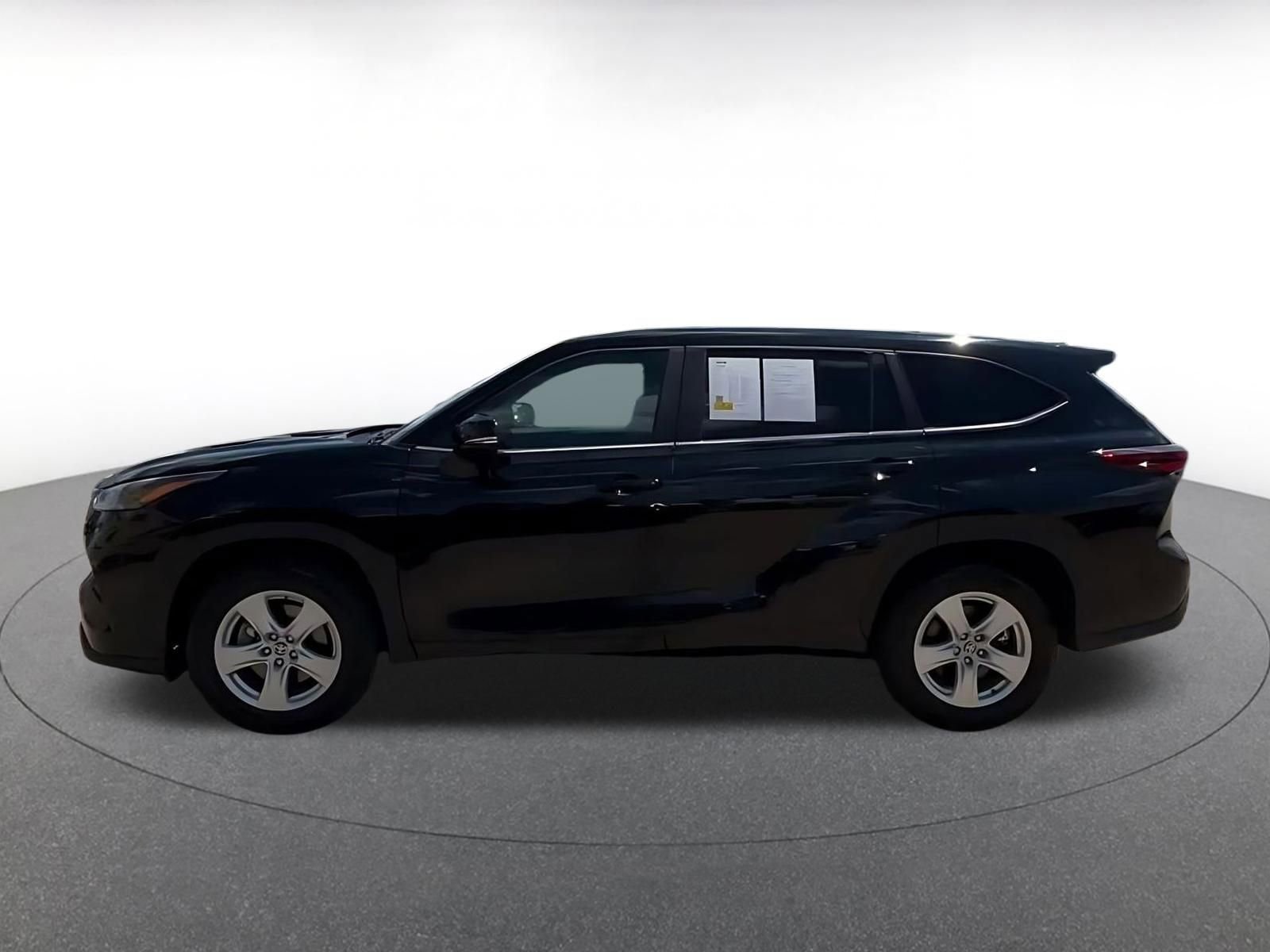 Used 2025 Toyota Highlander LE FWD image 11