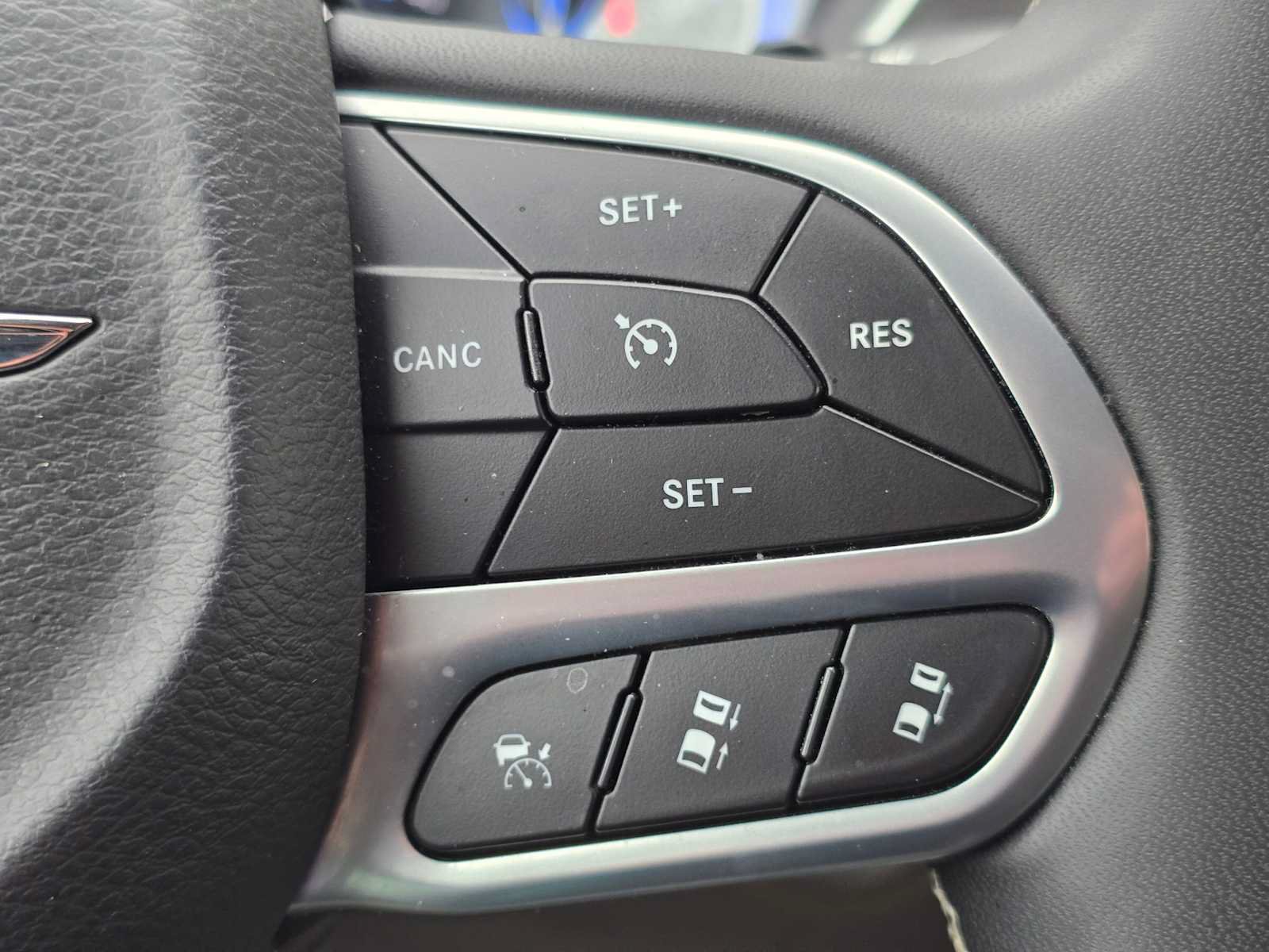Used 2024 Chrysler Pacifica Touring-L FWD image 34