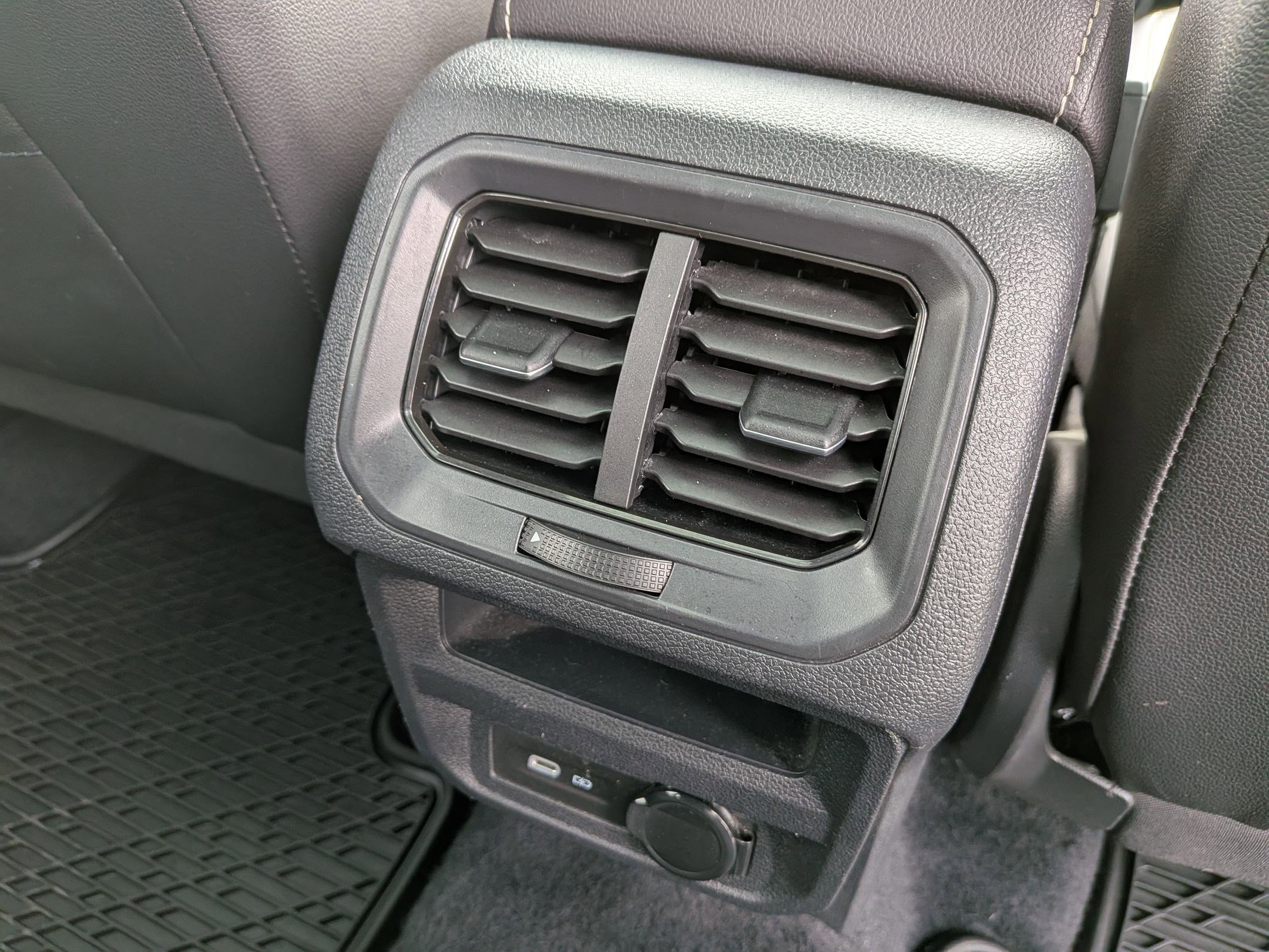 Used 2022 Volkswagen Tiguan SE R-Line image 27