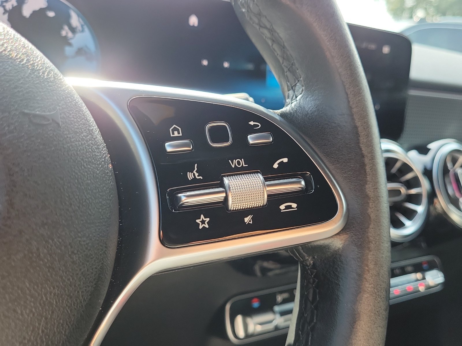 Used 2023 Mercedes-Benz GLB 250 w/ Premium Package image 25
