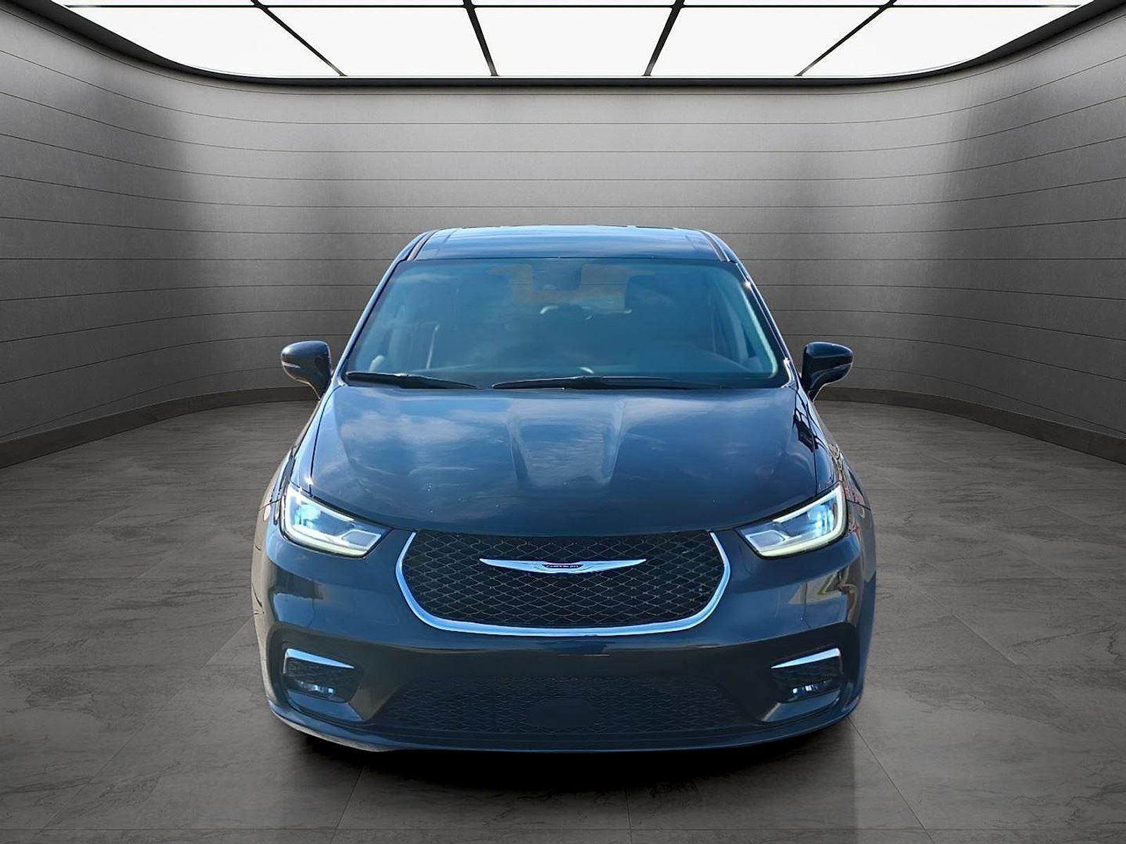 Used 2024 Chrysler Pacifica Touring-L image 8