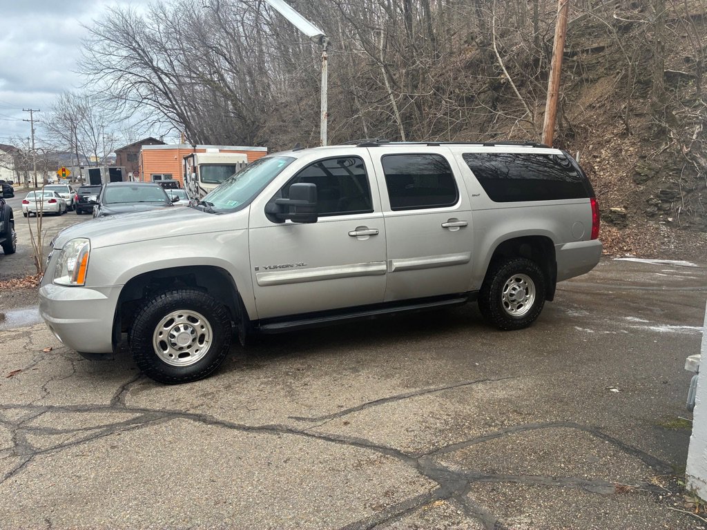 Used 2007 GMC Yukon XL 2500 SLT w/ SLT Preferred Equipment Group image 1