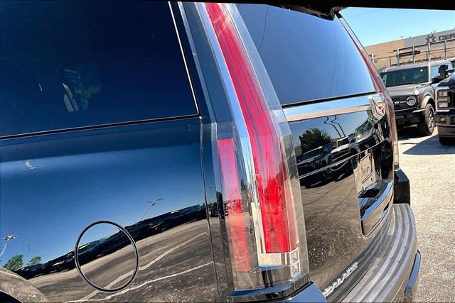 Used 2016 Cadillac Escalade Luxury AWD/4WD image 23