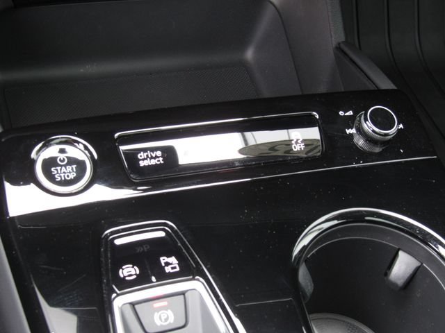Used 2025 Audi Q6 e-tron Prestige AWD/4WD image 32