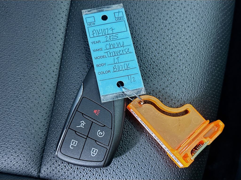 Used 2025 Chevrolet Traverse LT image 38