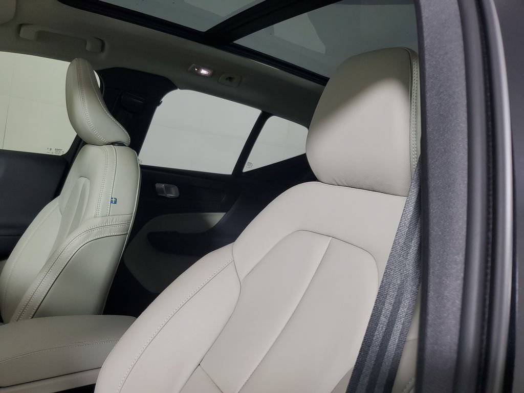 Certified 2023 Volvo XC40 B5 Ultimate w/ Protection Package Premier AWD/4WD image 25