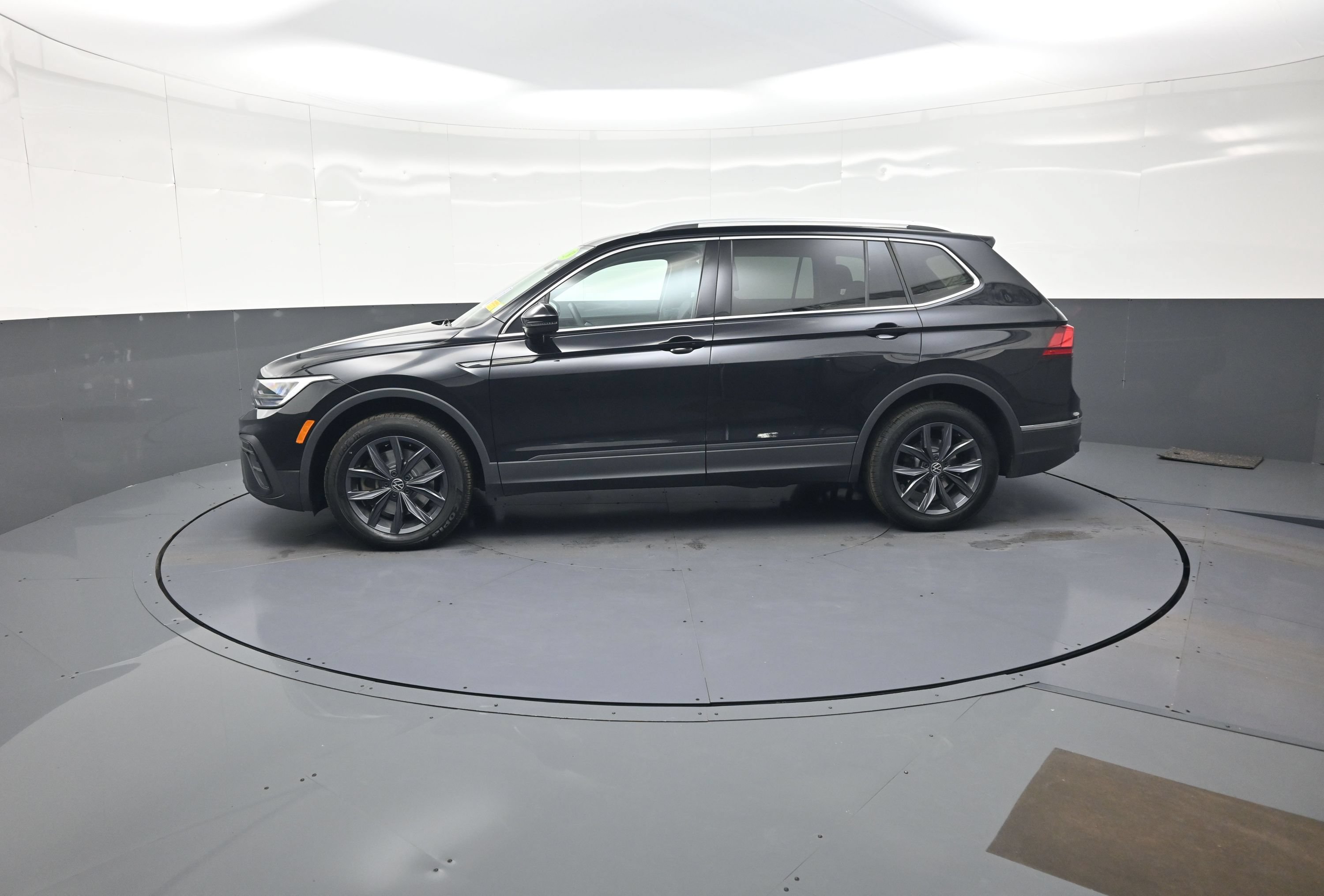 Used 2023 Volkswagen Tiguan SE w/ Panoramic Sunroof Package AWD/4WD image 6