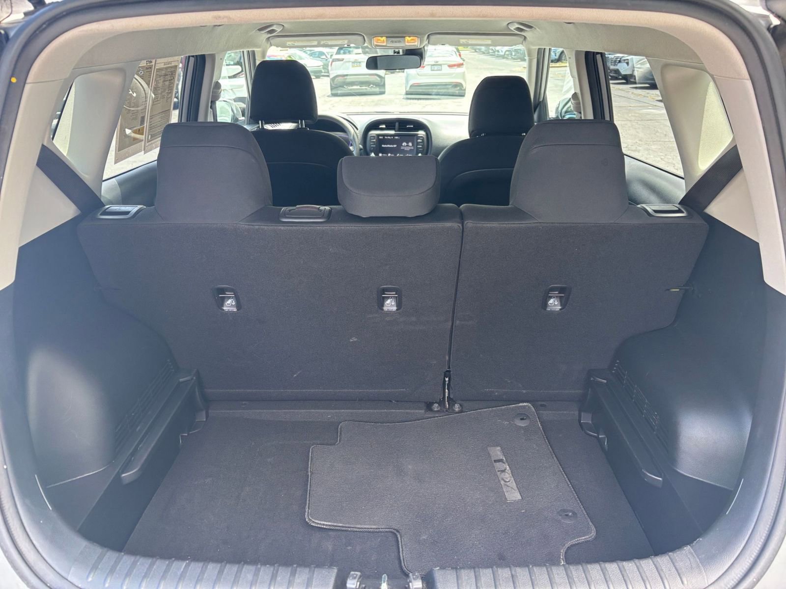 Used 2025 Kia Soul LX w/ LX Technology Package FWD image 25