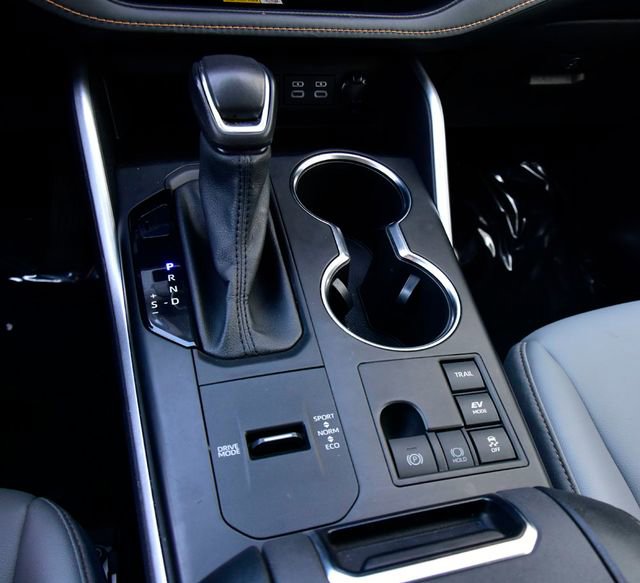 Used 2023 Toyota Highlander Bronze Edition image 28