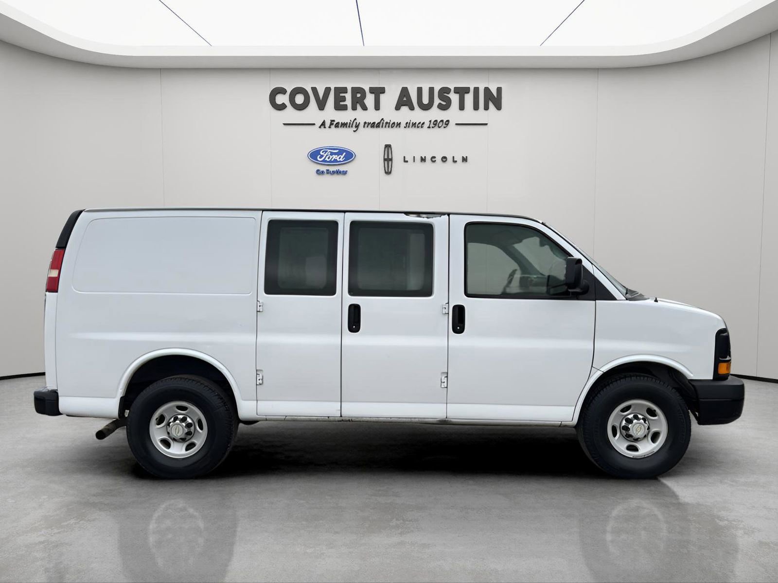 Used 2011 Chevrolet Express 2500 image 3