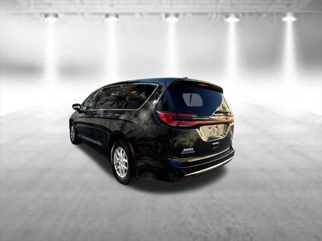 Certified 2023 Chrysler Pacifica Touring-L FWD image 5