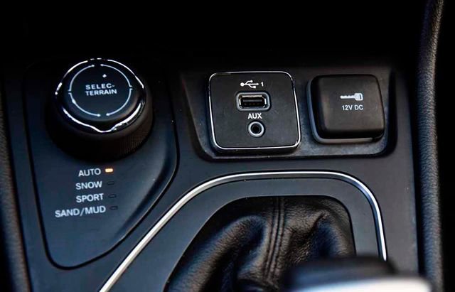 Used 2020 Jeep Cherokee Latitude w/ Cold Weather Group image 24