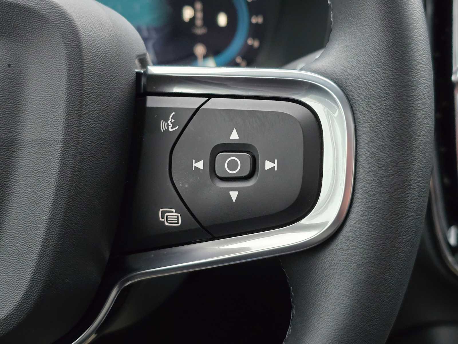 Certified 2025 Volvo XC40 B5 Plus image 29