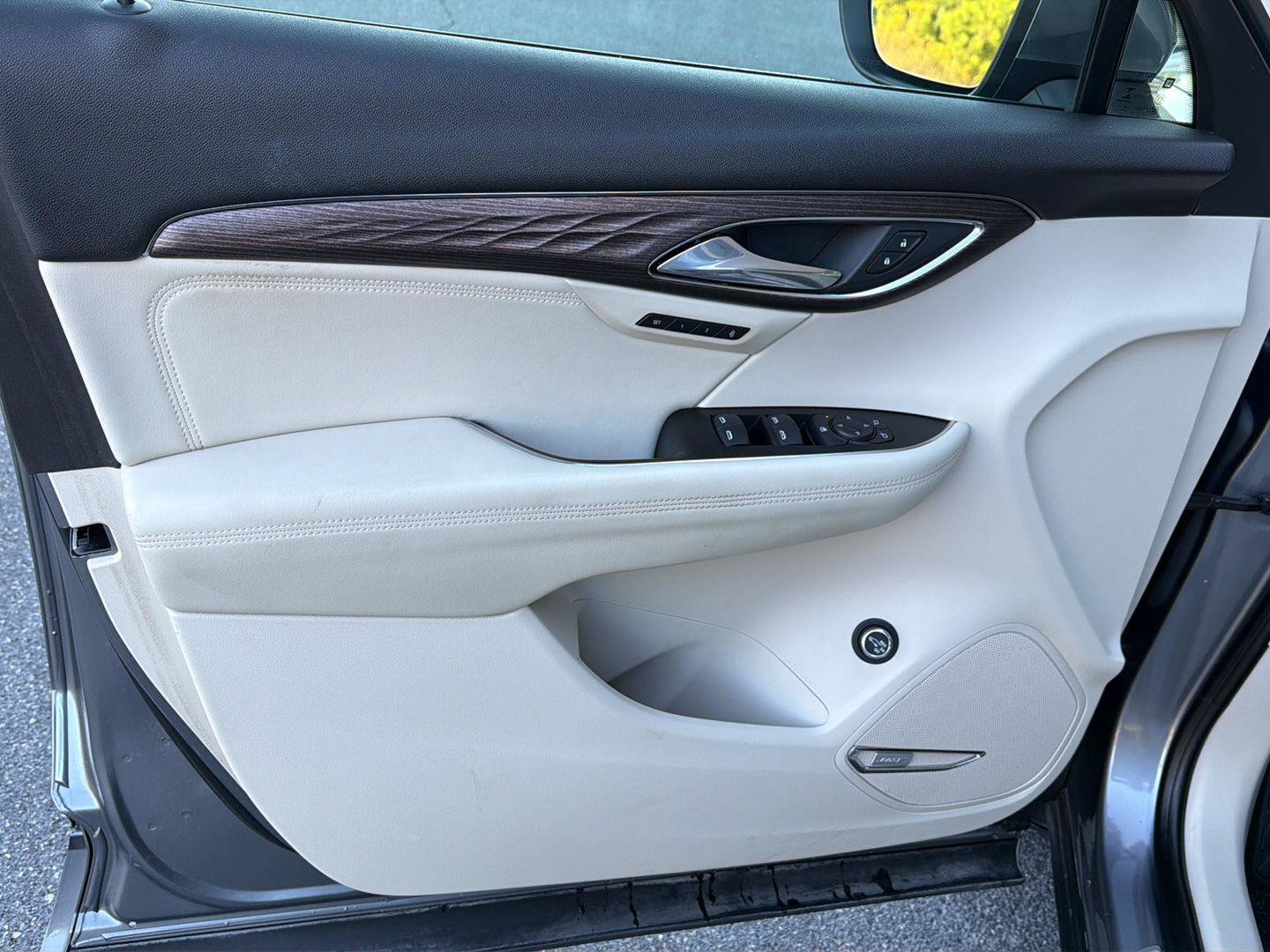 Used 2022 Buick Envision Avenir w/ Technology Package II FWD image 17