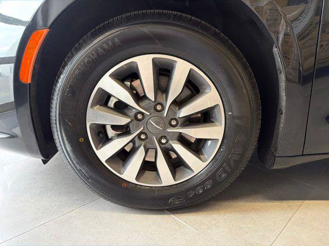 Certified 2023 Chrysler Pacifica Touring-L FWD image 28