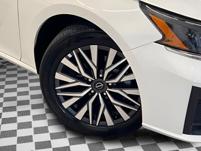 Used 2025 Nissan Altima 2.5 SV FWD image 25