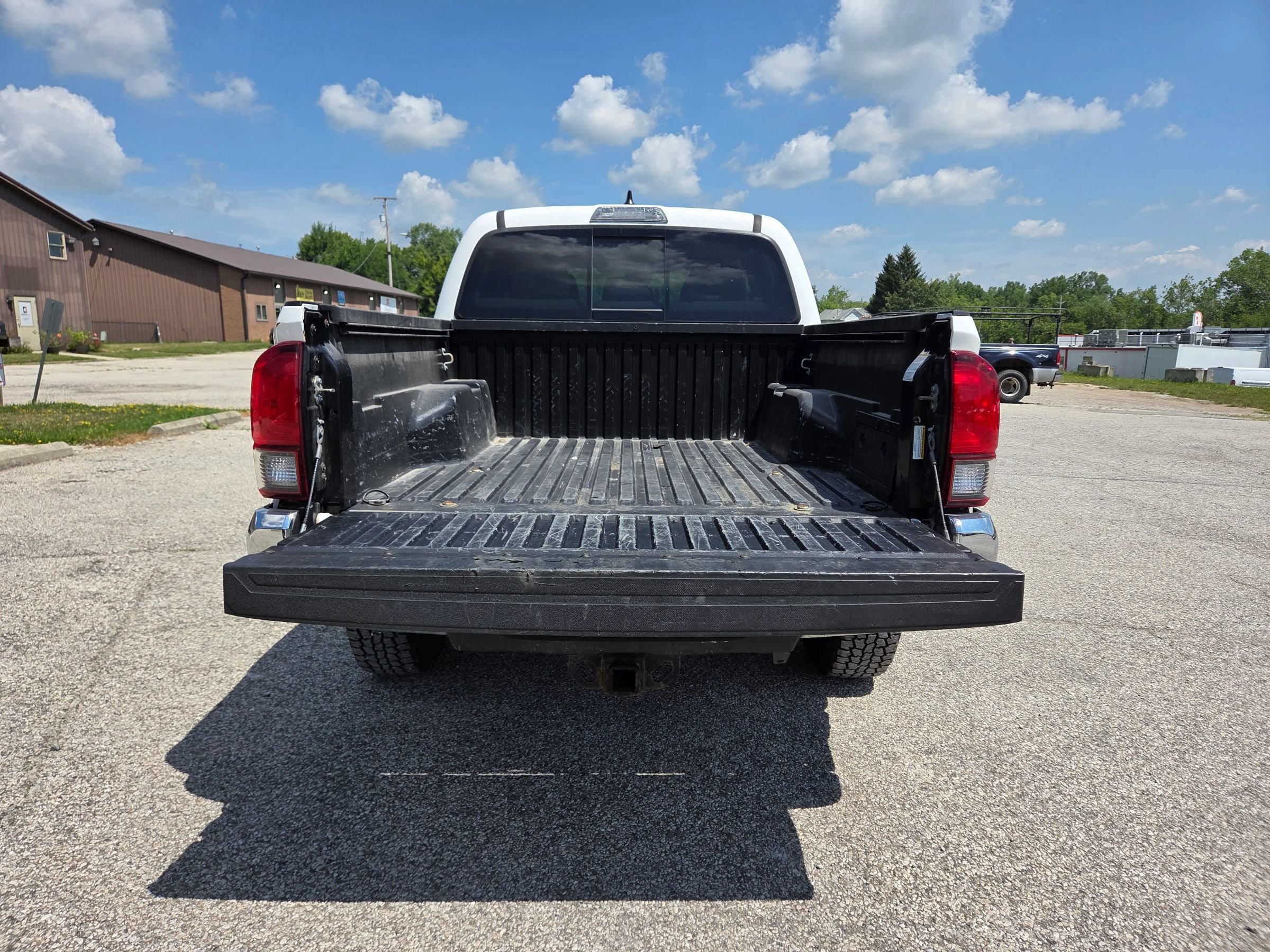 Used 2019 Toyota Tacoma SR5 AWD/4WD image 7