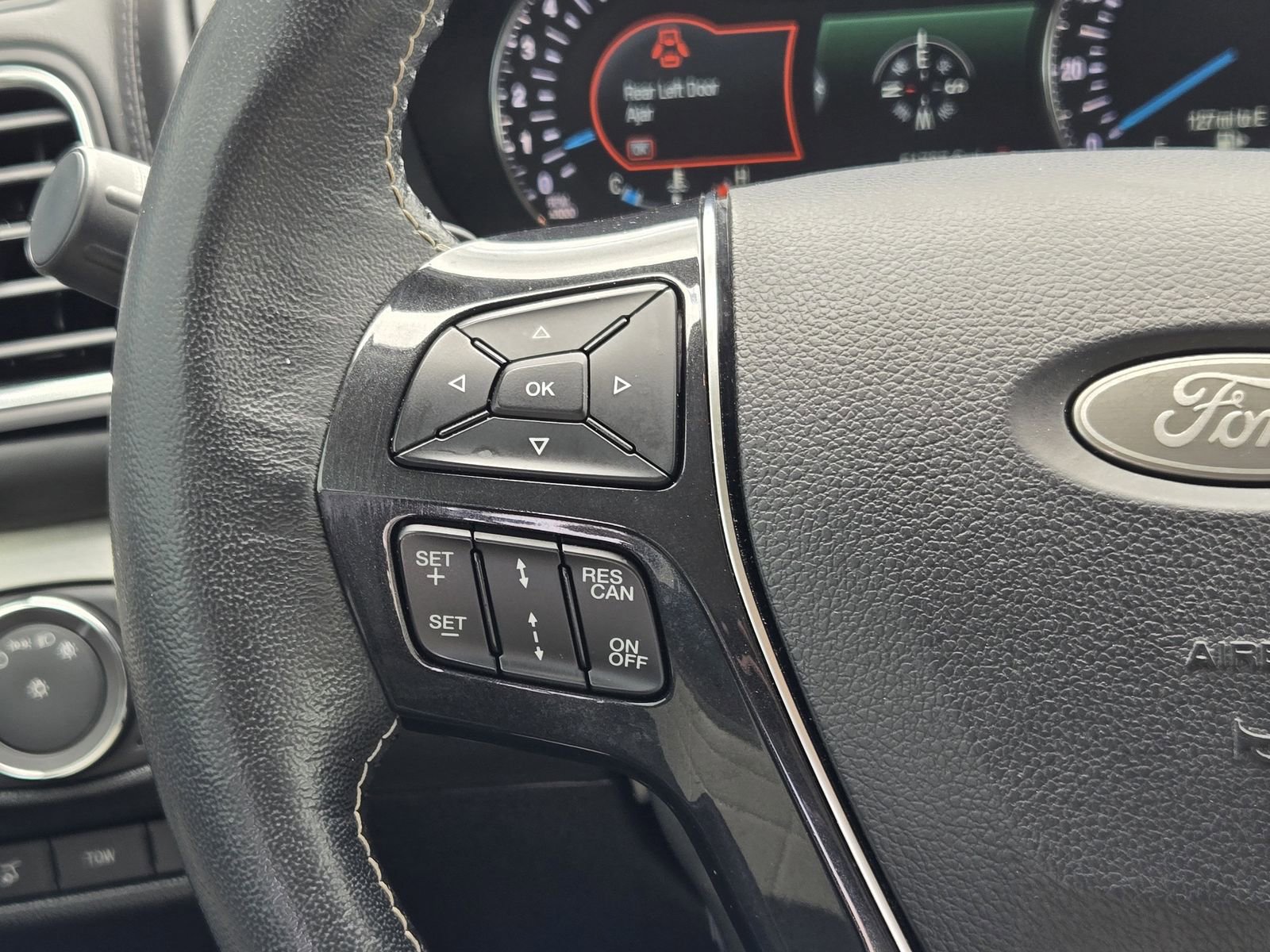 Used 2018 Ford Explorer Platinum image 27