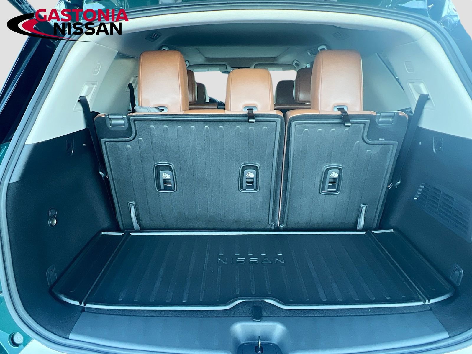 Used 2024 Nissan Pathfinder Platinum w/ Cargo Package image 35