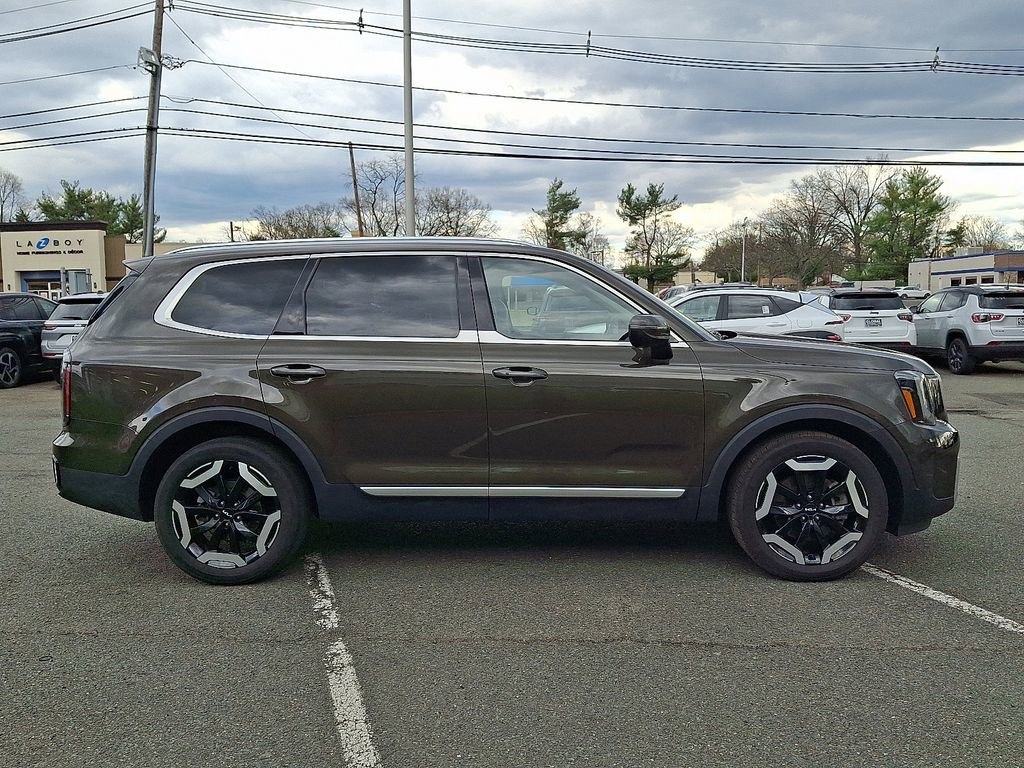 Used 2023 Kia Telluride EX w/ EX Captain's Chair Package image 8