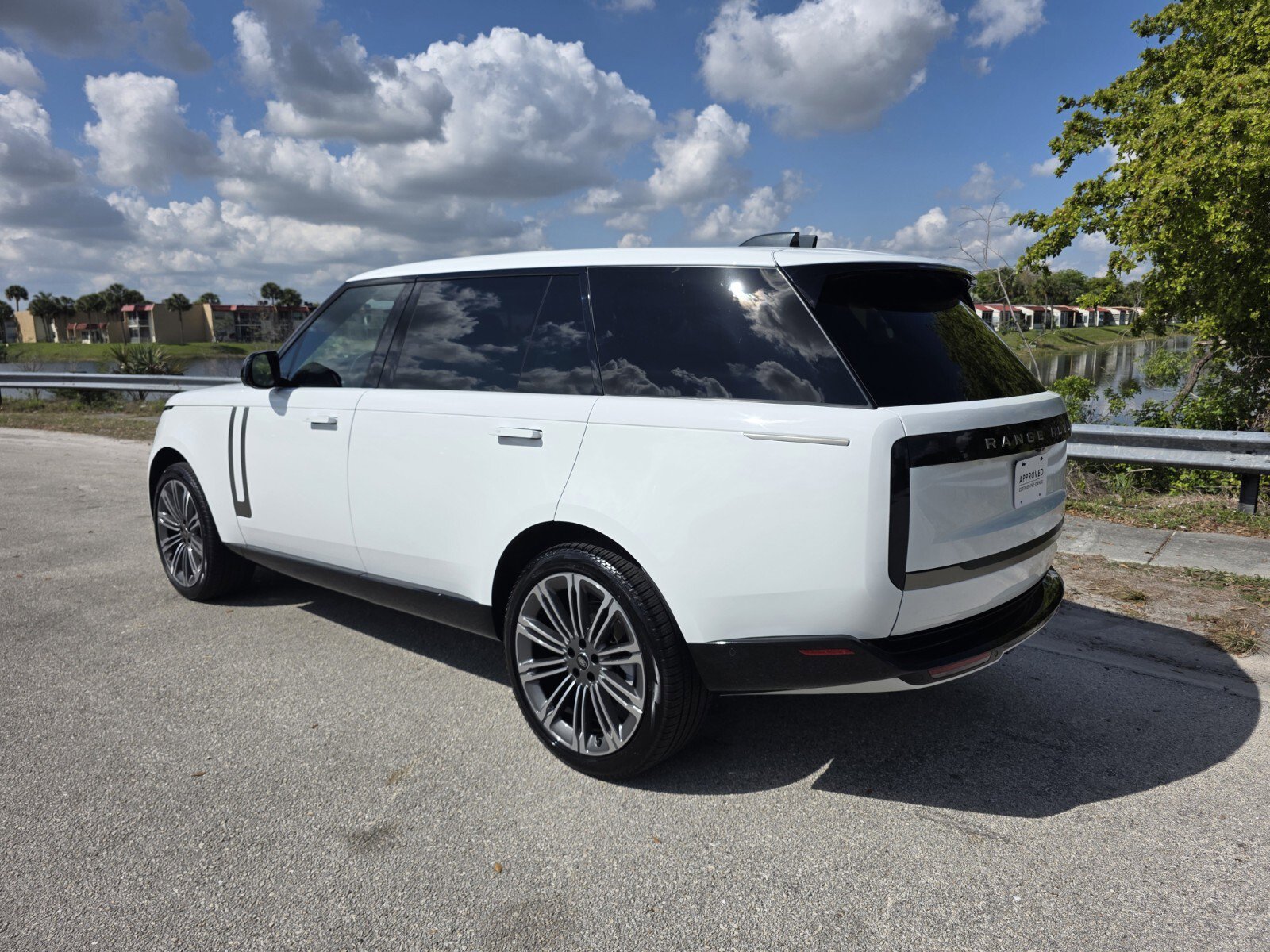 Used 2024 Land Rover Range Rover Long Wheelbase SE video 2