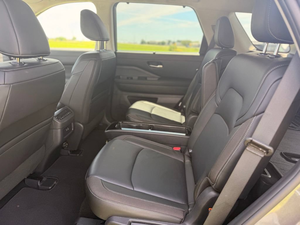 Certified 2025 Nissan Pathfinder SL w/ SL Premium Package FWD image 11