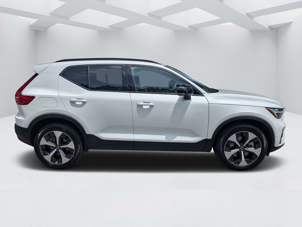 Certified 2026 Volvo XC40 B5 Plus AWD/4WD image 2