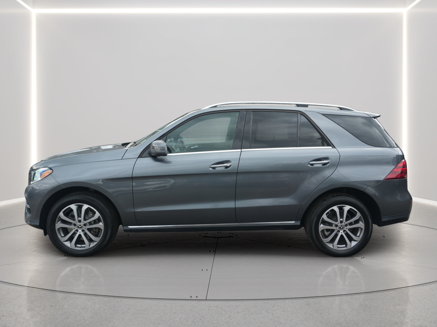 Used 2019 Mercedes-Benz GLE 400 4MATIC w/ Premium 1 Package image 2