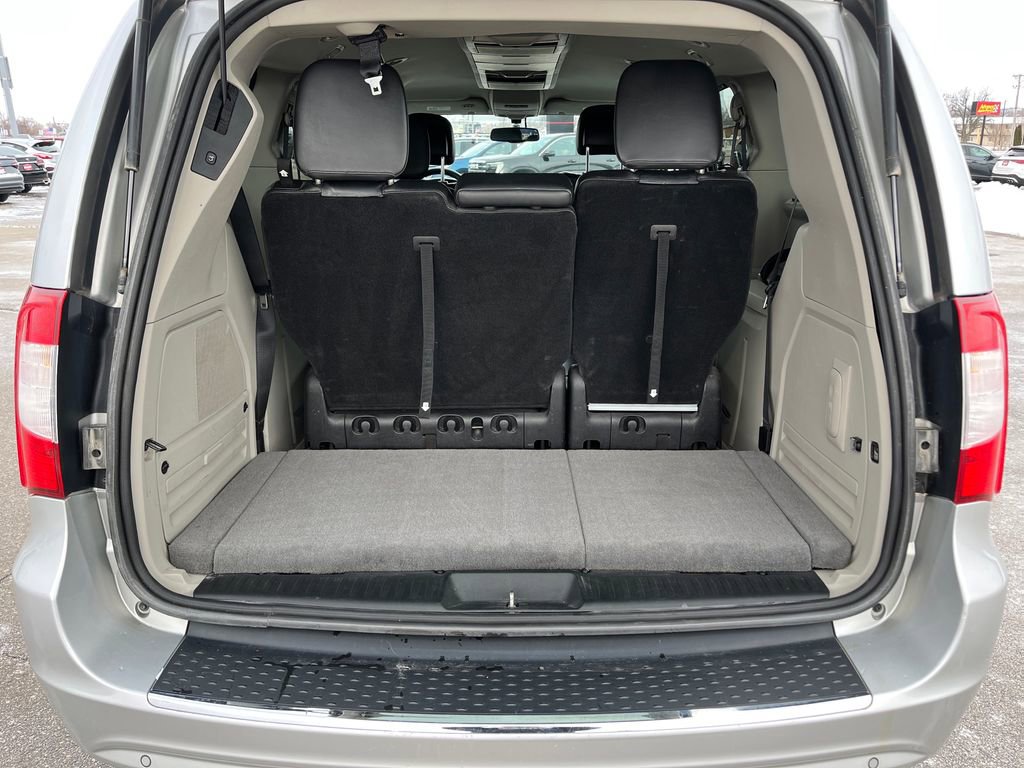 Used 2011 Chrysler Town & Country Limited image 28