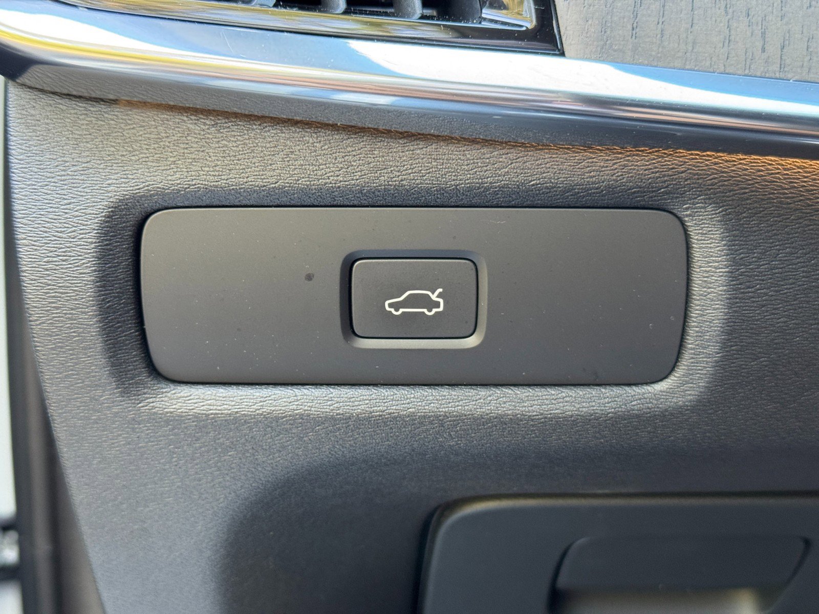 Used 2023 Volvo S90 B6 Plus w/ Protection Package Premier image 19