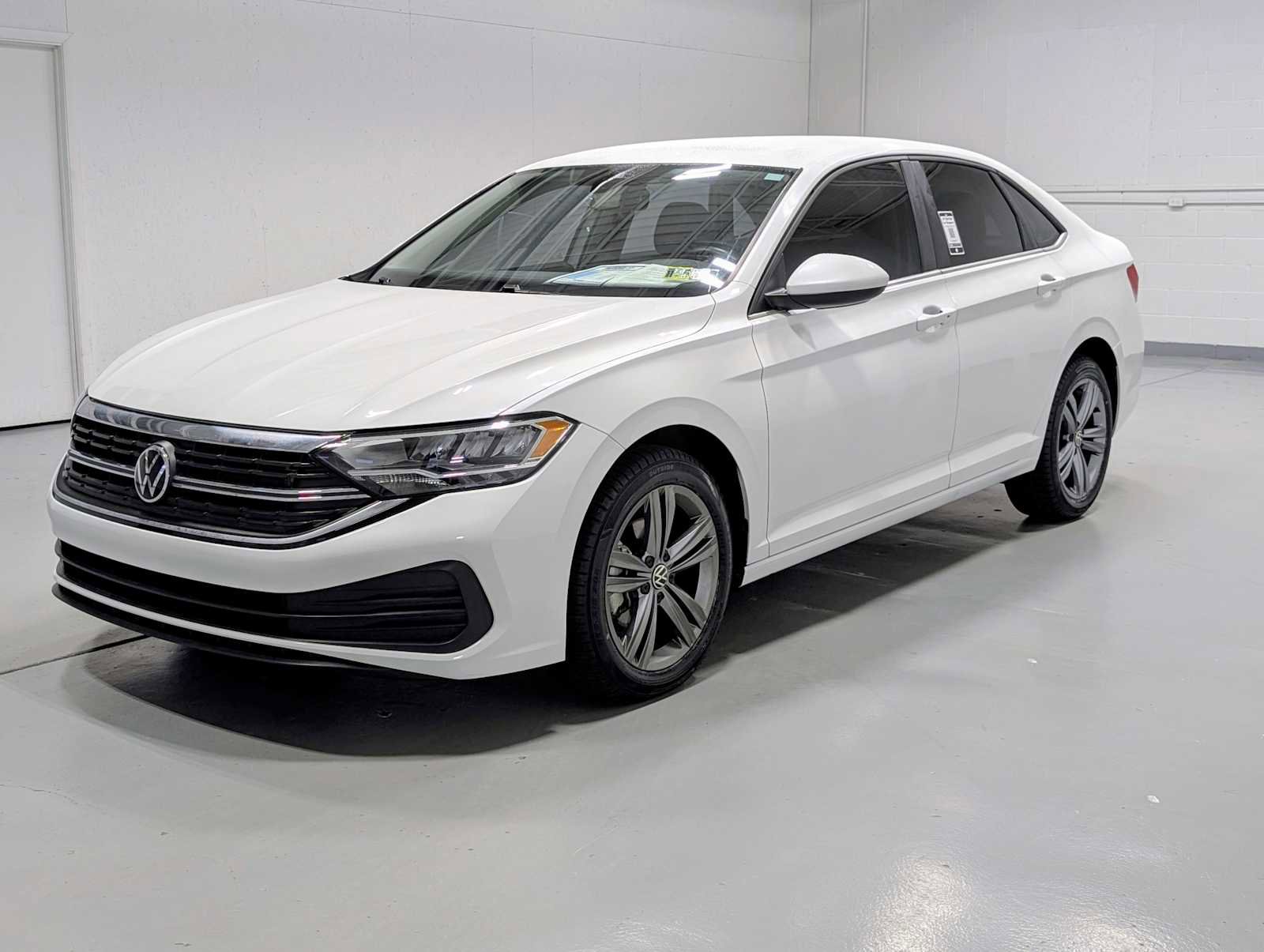 Used 2024 Volkswagen Jetta SE image 1