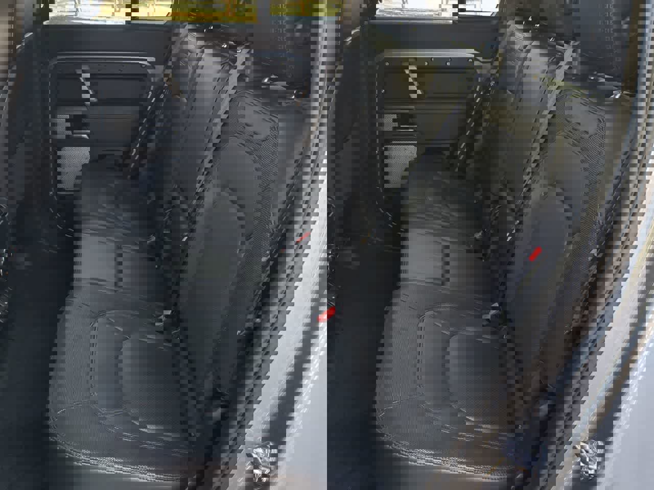 Used 2024 Land Rover Defender 130 X-Dynamic SE image 18