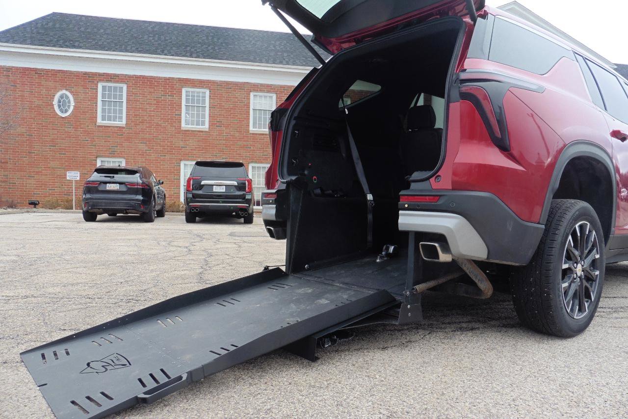 Used 2025 Chevrolet Traverse LT w/ Sun and Wheel Package image 3