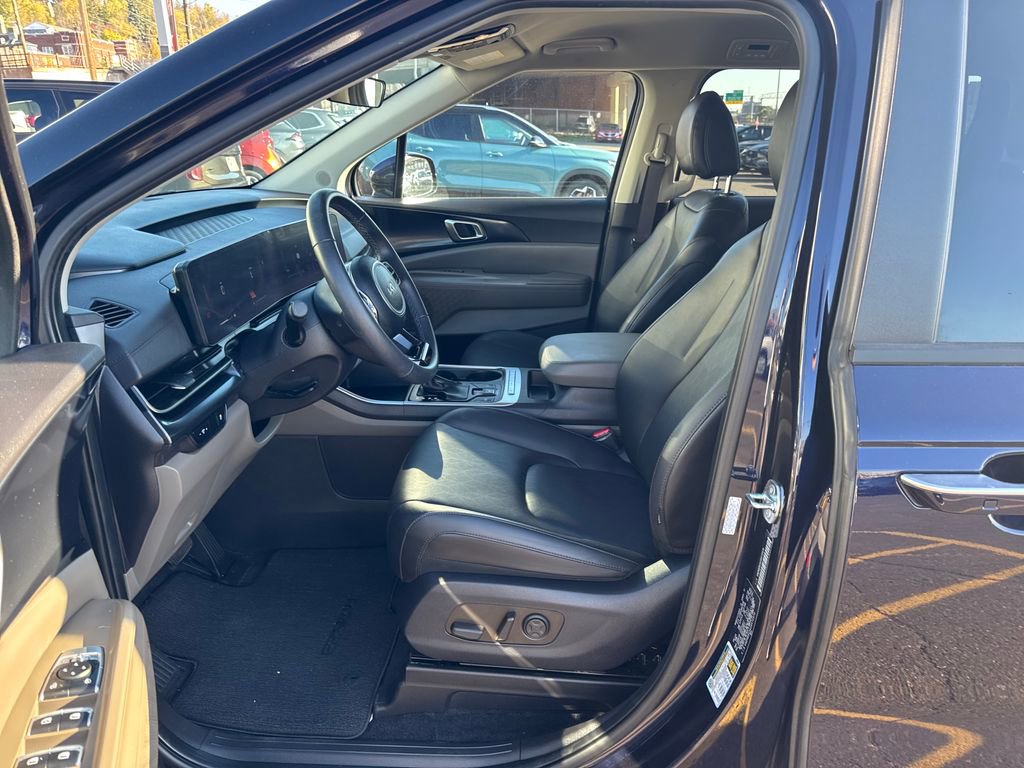 Certified 2025 Kia Carnival image 10