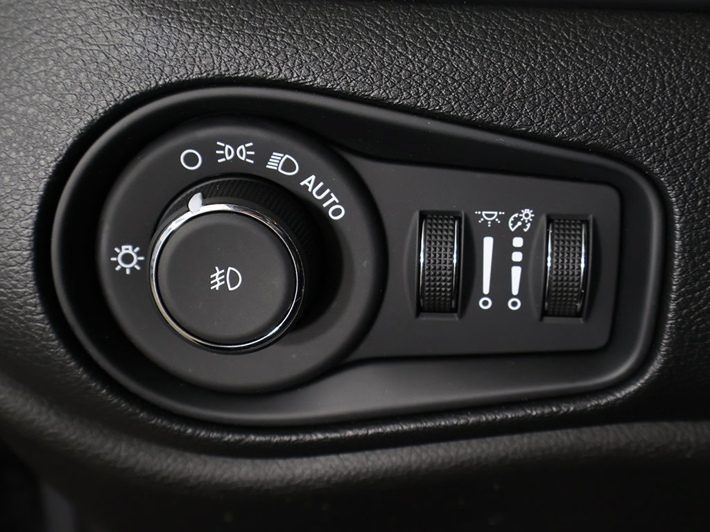 Used 2019 Jeep Renegade Latitude AWD/4WD image 33