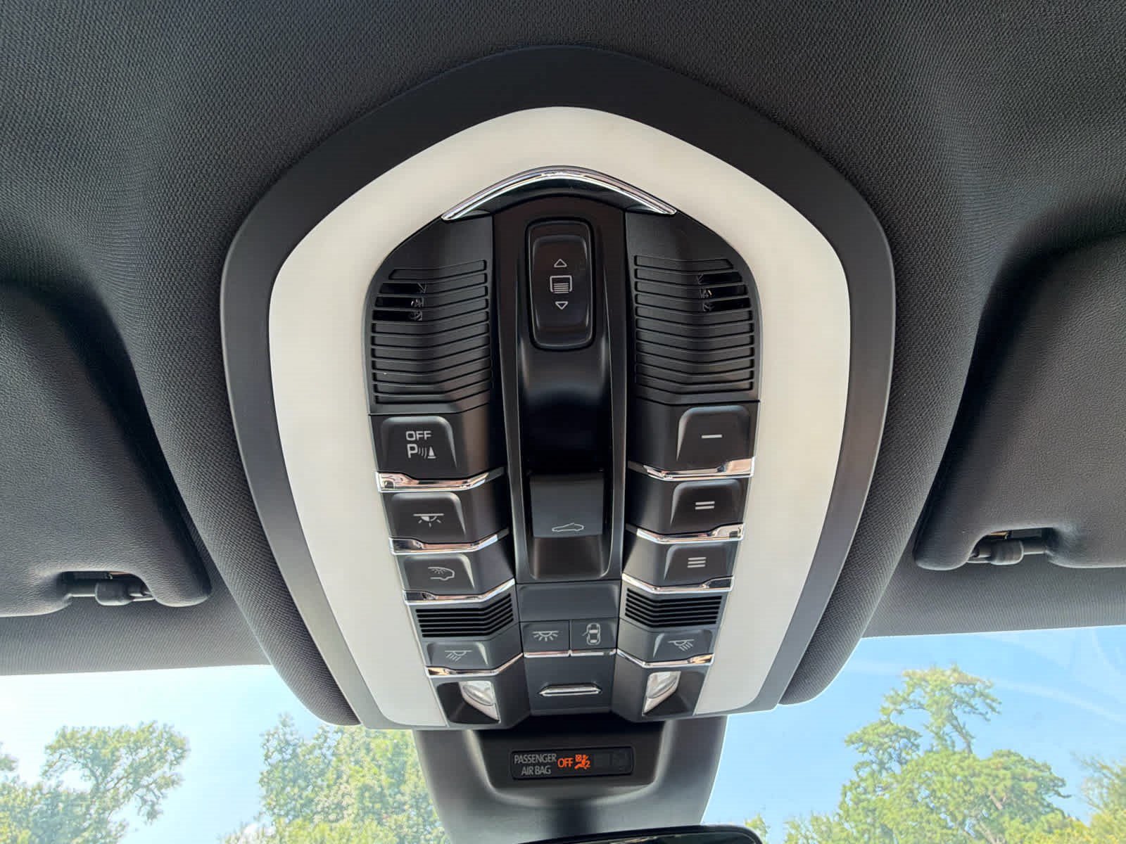 Used 2023 Porsche Macan AWD/4WD image 34