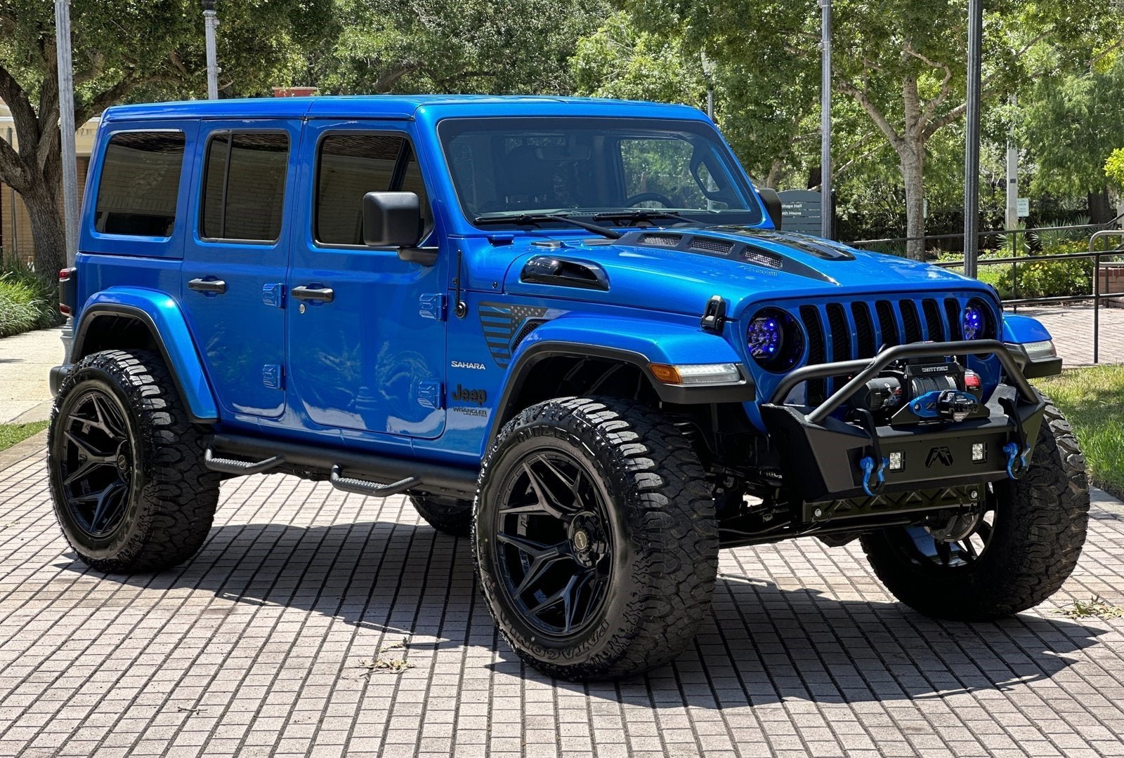 Used 2022 Jeep Wrangler Unlimited Sahara w/ LED Lighting Group AWD/4WD image 19
