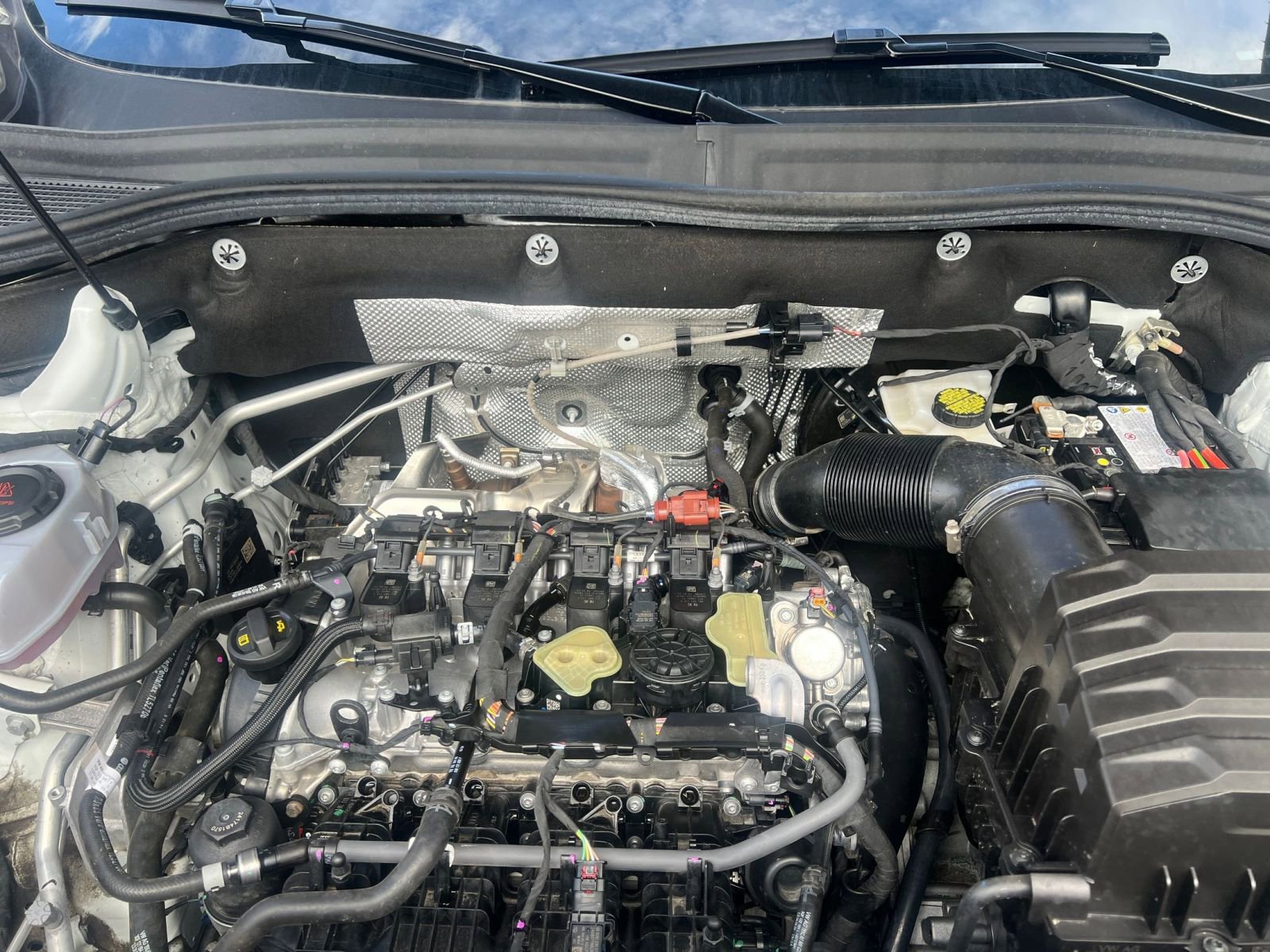 Used 2025 Volkswagen Atlas Cross Sport SE image 32