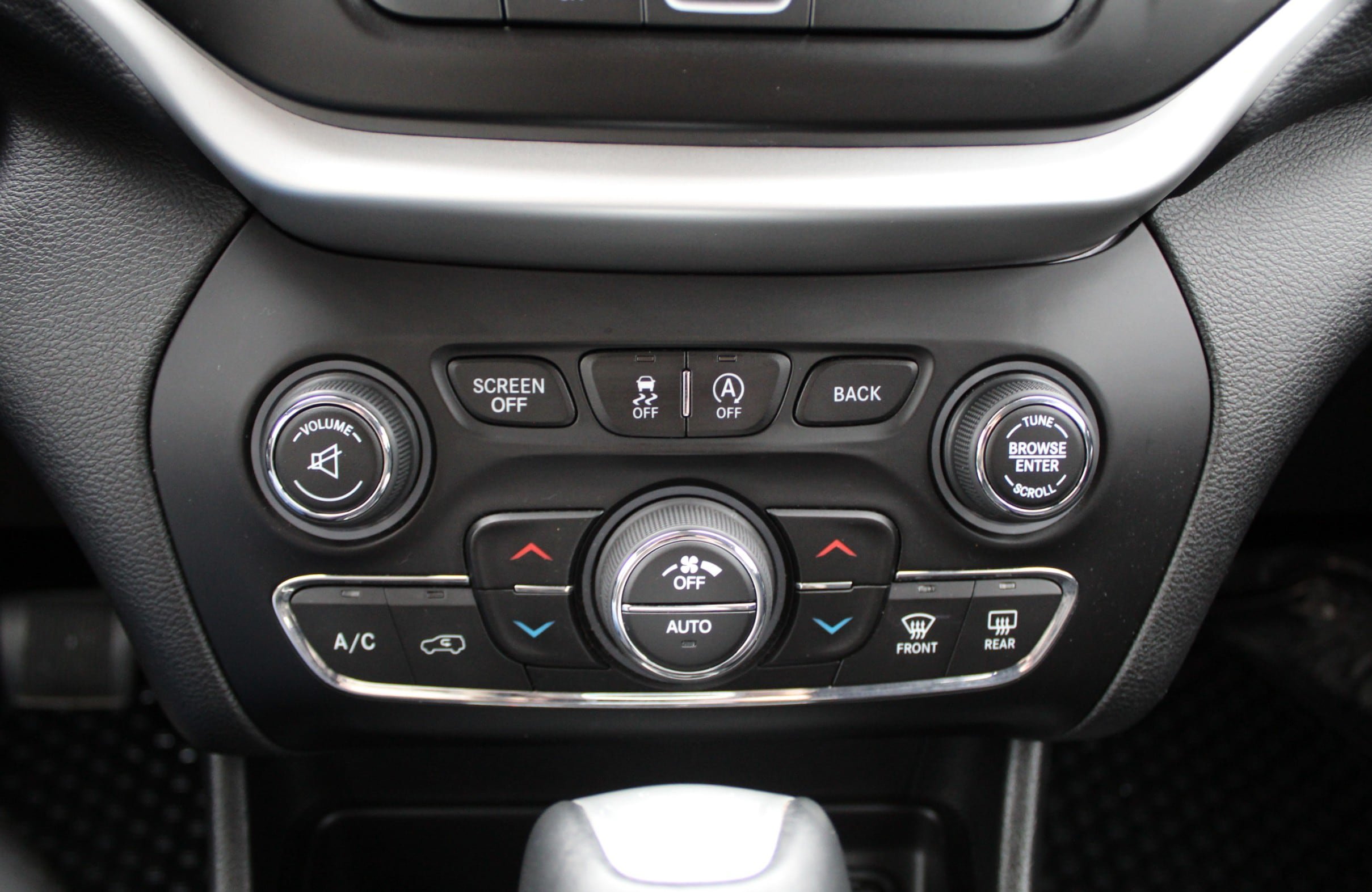 Used 2018 Jeep Cherokee Trailhawk w/ Comfort/Convenience Group AWD/4WD image 28