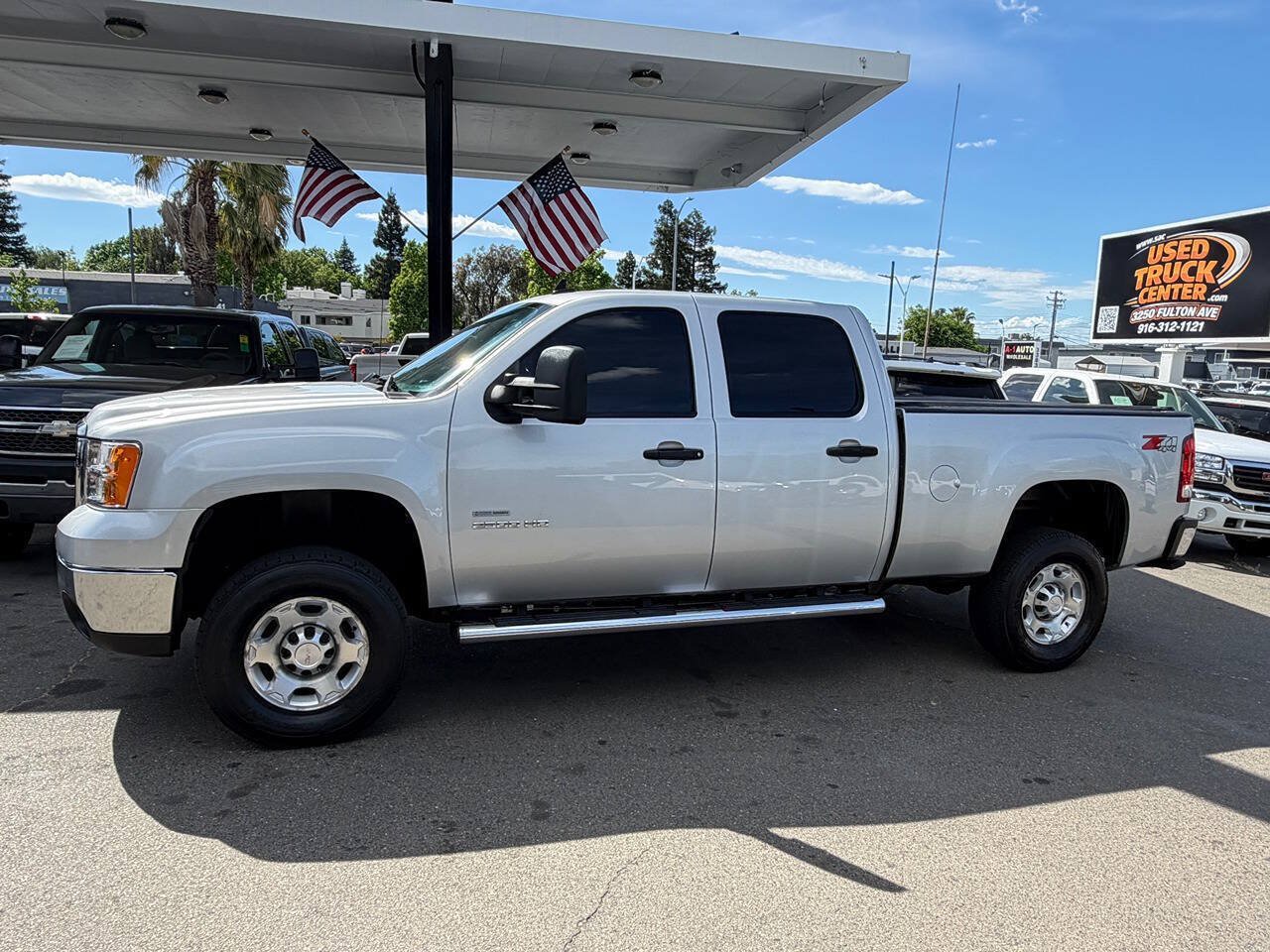 Used 2010 GMC Sierra 2500 SLE w/ Suspension Package, Off-Road AWD/4WD image 2