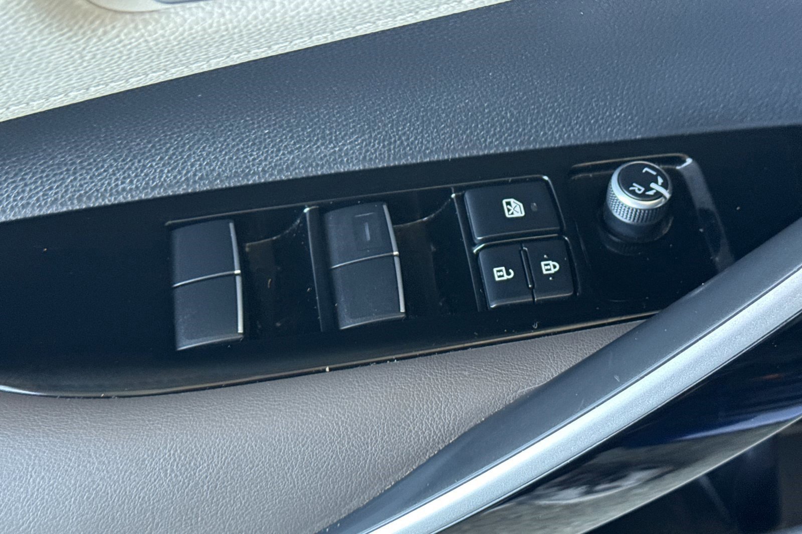 Used 2020 Toyota Corolla XLE image 11