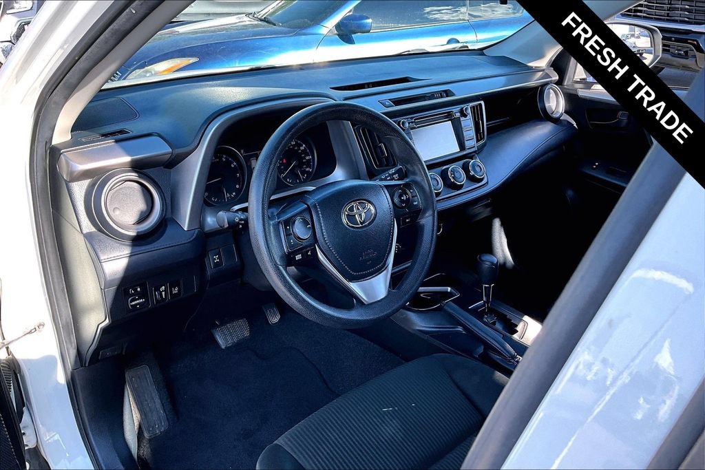 Used 2018 Toyota RAV4 LE AWD/4WD image 5
