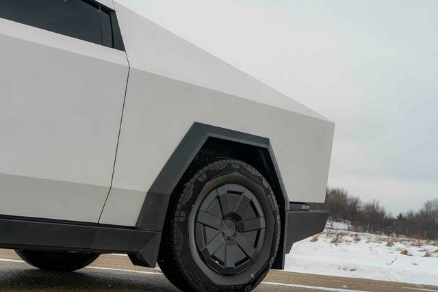Used 2024 Tesla Cybertruck AWD Crew Cab image 31